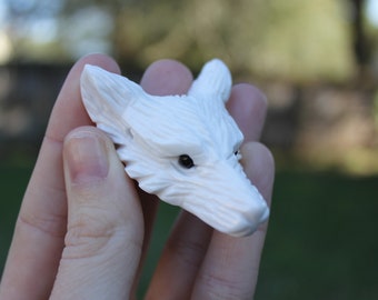 Grande perle pendentif tête de loup sculptée en howlite naturel