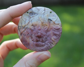 Pendentif cabochon en jaspe rond naturel Leo le lion sculpté à la main