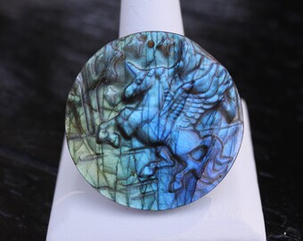 Pendentif cabochon pégase licorne ailé rond sculpté à la main en labradorite naturelle flashy