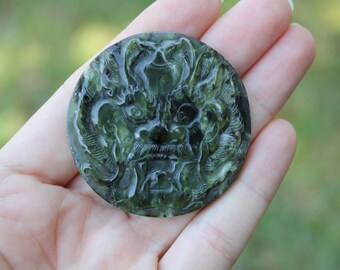 Grand cabochon médaillon rond en jade néphrite naturel sculpté à la main, démon Humbaba, Mésopotamie ancienne, grand cabochon rond