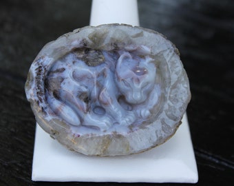 Bébé léopard en agate bleue naturelle sculptée à la main dans un cabochon de géode utérin