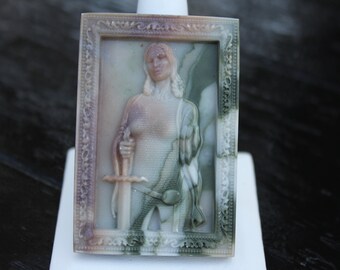 Jeanne d'Arc guerrière médiévale chevalier dame jaspe naturel grand pendentif cabochon rectangle sculpté à la main