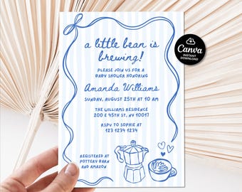 Może przedstawiać: Zaproszenie na baby shower z niebieskim tekstem i ilustracjami na białym i niebieskim tle w paski. Zaproszenie brzmi "a little bean is brewing!" i zawiera szczegóły baby shower Amandy Williams, w tym datę, godzinę i miejsce.