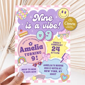 以下が含まれることがあります： チェック柄の背景に、紫とピンクの誕生日招待状。招待状には「Nine is a vibe!」の文字と、アメリアの名前、日付は2月24日（金）、時間は午後4時と記載されています。招待状には、虹、星、ハート、ローラースケート、ケーキも描かれています。