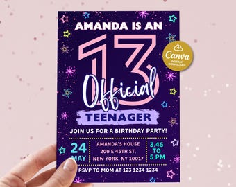 Könnte beinhalten: Lilafarbene Geburtstagseinladung mit neonrosa und blauen Akzenten. Die Einladung lautet "Amanda ist ein offizieller Teenager" und enthält Details für eine Party am 24. Mai von 15:45 bis 17:00 Uhr. RSVP an Mama unter 123 1234 1234.