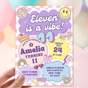 以下が含まれることがあります： 「Eleven is a vibe!」と「Amelia Turning 11」の文字が入ったカラフルな招待状。ディスコボール、スマイリーフェイス、ローラースケート、ケーキ、虹などのグラフィックがデザインされています。招待状は手で持たれています。