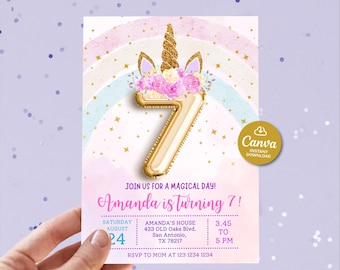 Könnte beinhalten: Eine Geburtstagseinladung mit einem goldenen Ballon in Form der Zahl 7, einem Einhornhorn und floralen Dekorationen. Die Einladung hat einen pastellfarbenen Regenbogenhintergrund und enthält den Text "Amanda wird 7!" sowie die Veranstaltungsdetails.