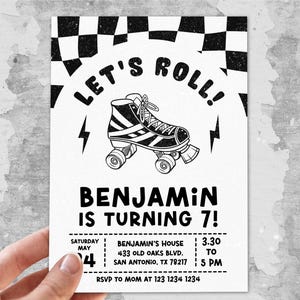 以下が含まれることがあります： 「Let's Roll!」と「Benjamin is turning 7!」の文字が入った、白黒のローラースケートの誕生日招待状。招待状には、日付、時間、場所などのイベント詳細が含まれています。