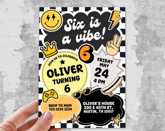 Puede incluir: Una tarjeta de invitación de cumpleaños rectangular con un borde de cuadros blancos y negros. El texto dice Six is a vibe! Oliver turning 6, Friday May 24, 4 PM, RSVP to Mom 123 1234 1234, Oliver's House 200 E 45th St, Austin, TX 10017. Los gráficos incluyen una cara sonriente, corona, rayo, signo de paz, mando de juego, gafas de sol y monopatín.