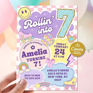 Op de afbeelding: Een kleurrijke verjaardagsuitnodiging met de tekst "Rollin' into 7!". Het bevat een rolschaats, een regenboog en een discobal. De uitnodiging bevat de naam "Amelia", datum, tijd en RSVP-informatie. Het ontwerp is in pastelkleuren.