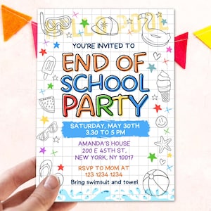 Puede incluir: Una colorida invitación para una "Fiesta de Fin de Curso" con ilustraciones lúdicas de elementos veraniegos como un esnórquel, un helado y un balón de playa. La invitación incluye la fecha, la hora y el lugar: Amanda's House, Nueva York, NY. El texto también pide traer traje de baño y toalla.