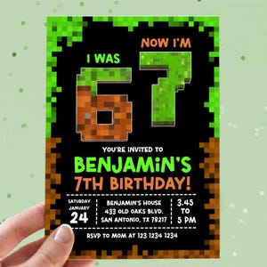 Puede incluir: Una invitación de cumpleaños con un diseño pixelado. La invitación dice "I WAS 6, NOW I'M 7" en letras grandes. También incluye el texto "You're invited to Benjamin's 7th Birthday!" con detalles de fecha, hora y lugar.