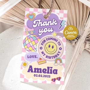 以下が含まれることがあります： ピンクと白のチェック柄の背景を持つレトロなテーマのギフトタグ。 タグには、「Thank you」と「For coming to my birthday」の文字、スマイリーフェイス、ローラースケート、虹のグラフィックが描かれています。 名前「Amelia」と日付02.02.2025も表示されています。