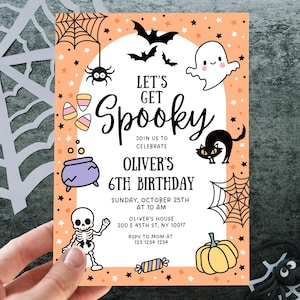 Könnte beinhalten: Eine Halloween-Einladung mit orangefarbenem Hintergrund und gruseligen Illustrationen. Die Einladung lautet "Let's Get Spooky" und zeigt eine schwarze Katze, einen Geist, eine Spinne, Fledermäuse und einen Kürbis. Es enthält auch den Text "Oliver's 6th Birthday".