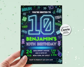 Puede incluir: Una invitación de cumpleaños de color verde neón y azul para un décimo cumpleaños. La invitación presenta el número 10 en luces de neón y el texto "Benjamin's 10th Birthday". La invitación también incluye la fecha, la hora y la ubicación de la fiesta.