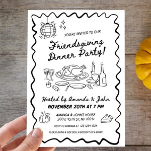 Peut inclure: Une invitation noire et blanche à une fête de Thanksgiving entre amis. L'invitation comprend le texte "You're Invited to Our Friendsgiving Dinner Party!" et des détails sur l'événement, y compris la date, l'heure et le lieu.