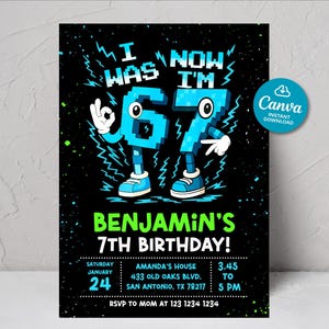 以下が含まれることがあります： 黒い誕生日招待状。青いピクセルフォントで「I WAS 6, NOW I'M 7」と書かれています。招待状には「BENJAMIN'S 7TH BIRTHDAY!」とイベントの詳細が記載されています。 Canvaのロゴが右上隅にあります。