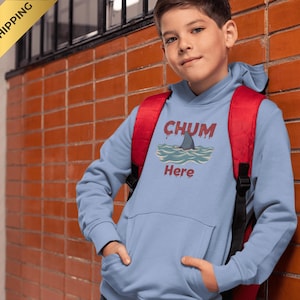 Chum Here Jugend Hai Hoodie lustiges Ozean Wortspiel Kinder Sweatshirt Gildan 18500B