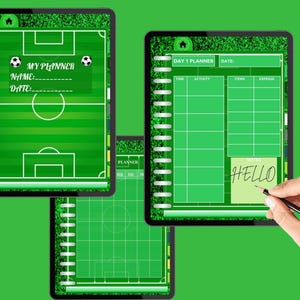 Puede incluir: Tres páginas de planificador verdes con un diseño de campo de fútbol. La primera página tiene el texto "MY PLANNER" y espacio para un nombre y una fecha. La segunda página tiene el texto "DAY 1 PLANNER" y columnas para la hora, la actividad, los artículos y los gastos. La tercera página tiene una cuadrícula de campo de fútbol en blanco. Una nota adhesiva con la palabra "HELLO" está en la segunda página.