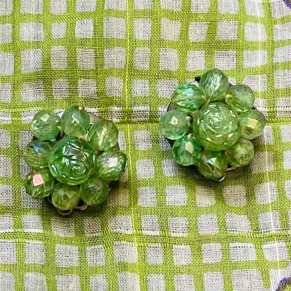 60s Pearlescent Green Vintage Beaded Cluster Clip… - image 1