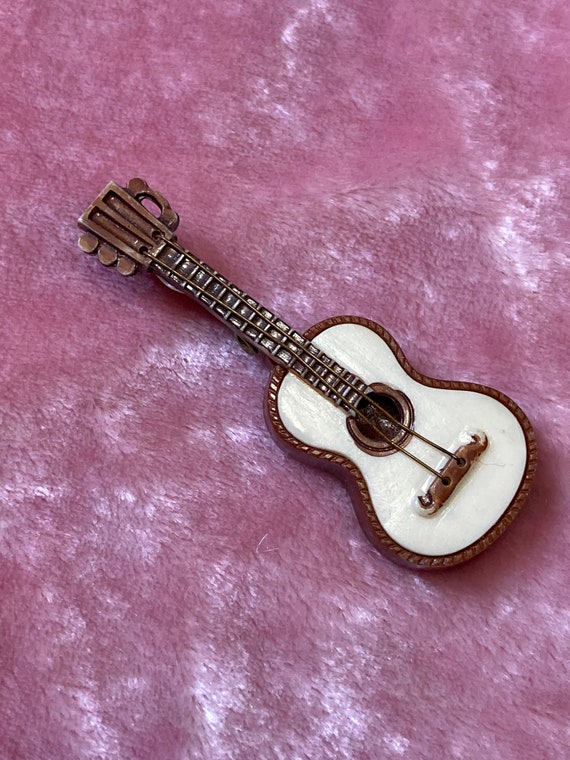 Broche Fantaisie En Forme De Guitare - Bijou Vintage Années 70, Neuf Sans Emballage
