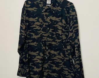Camisa de caza con cuello abotonado y camuflaje vintage de Open Trails