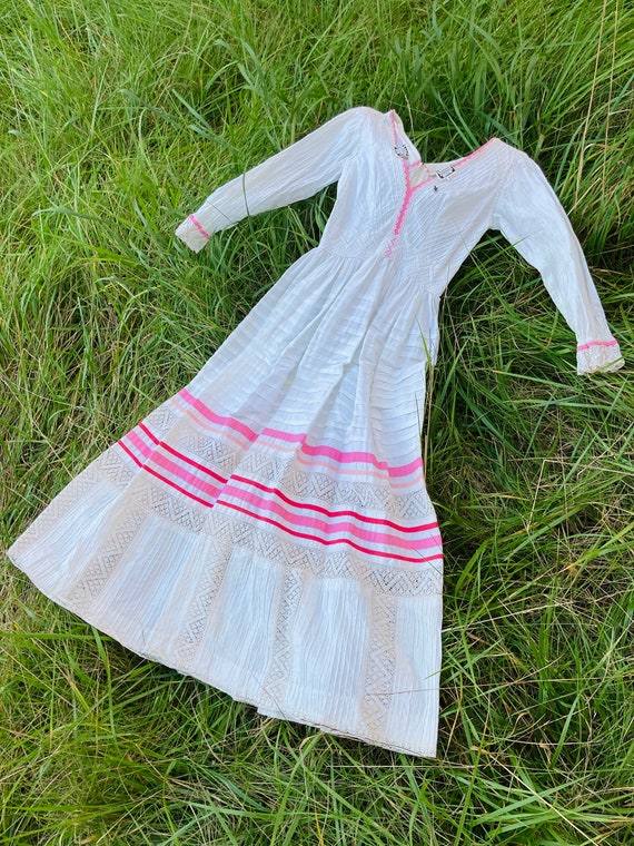 Yucatan Mexican 1960s Vintage White and Pink Gath… - image 1