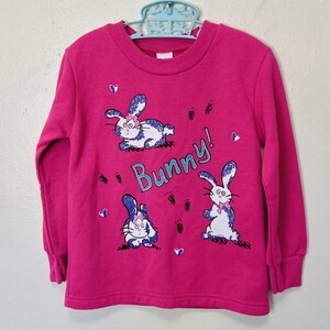 Sudadera de cuello redondo para niños, 4T, estilo vintage de los años 80, con conejito rosa intenso