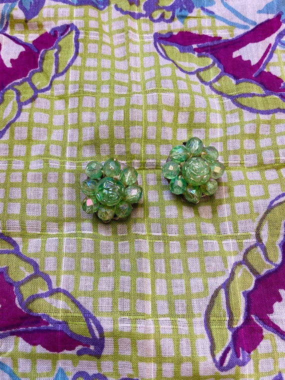 60s Pearlescent Green Vintage Beaded Cluster Clip… - image 2