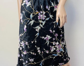 Saia midi vintage anos 90 Y2K em cetim floral texturizado, tamanhos P e M.