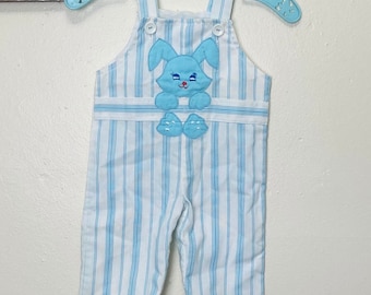 Mono de bebé vintage de los años 60 con diseño de conejito azul