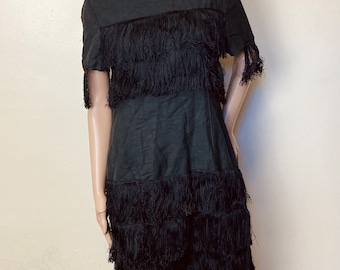 Vestido curto preto com franjas em mistura de rami, estilo vintage dos anos 80 com inspiração nos anos 20.