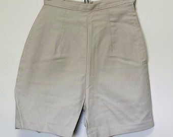 1960s Seitlicher Reißverschluss Vintage Khaki Stretch Shorts mit hoher Taille