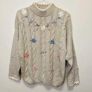 Sweter typu pullover w stylu Cottagecore z lat 80. w kolorze taupe z haftowanymi kwiatami