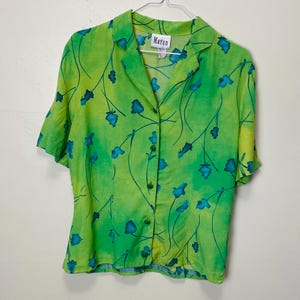 Camisa con cuello vintage de los años 90 en color caramelo y estampado floral verde