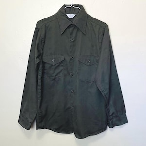 Op de afbeelding: Een donkergroen, lang mouwig overhemd met knopen, twee borstzakken en een wit label met de tekst "Big & Tall" op de kraag.