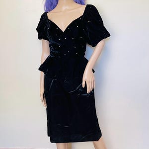Robe de princesse noire en velours et strass cloutés vintage des années 80 à manches bouffantes chérie basque