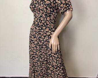 トリートユアセルフFloral vintage like dress 90s White Floral Grunge Dress With Lace Collar and Pockets