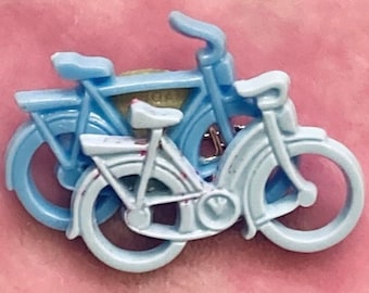 Broche vintage années 70 en celluloïd ouest-allemande Blue Bicycles