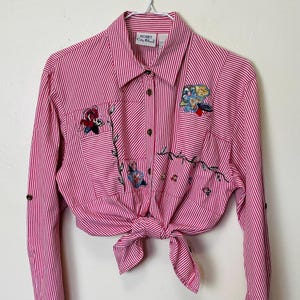 Rood gestreepte cottagecore geborduurde vintage jaren 90 button-down top