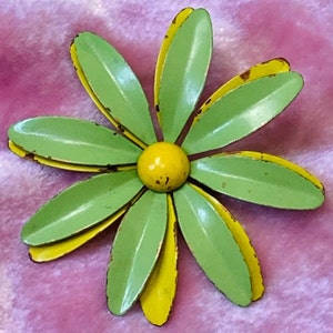 Tweekleurige chartreuse groene madeliefje vintage oversized geëmailleerde jaren 60 broche