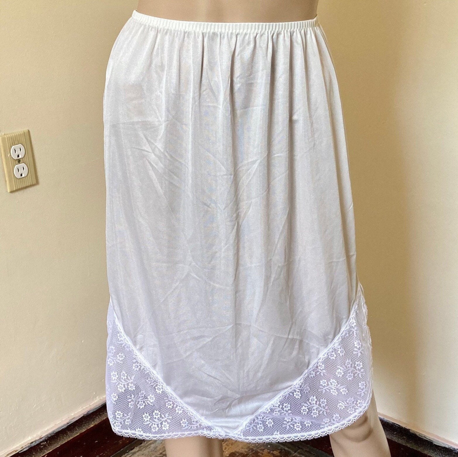 Reclaimed Vintage - Jupe mi-longue en satin avec ourlet asymétrique et empiècement en dentelle - Doré