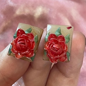 Boucles d'oreilles anciennes années 20 30 en celluloïd et coquillage petite rose rouge vissée