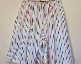 Pantalones cortos culottes con cinturón y cintura alta a rayas arcoíris vintage de pernera ancha de los años 80