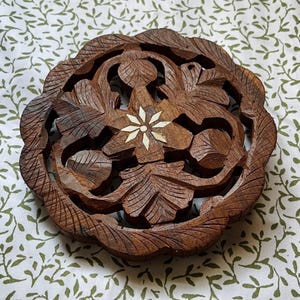 Handgeschnitzter Vintage indischer Untersetzer aus Holz und Perlmutt