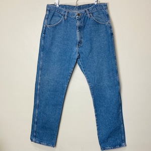 Puede incluir: Un par de pantalones vaqueros azules de corte recto clásico.