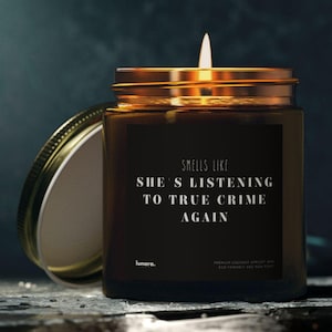 Bougie parfumée pour détective dans un fauteuil - Sentez comme si elle écoutait à nouveau True Crime