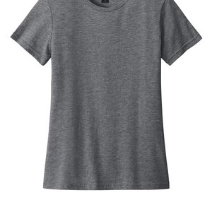 Pu&ograve; includere: Una maglietta grigio melange a maniche corte con scollo tondo. La maglietta ha un design semplice e classico ed &egrave; realizzata in un materiale morbido e confortevole. Un capo versatile per il guardaroba.