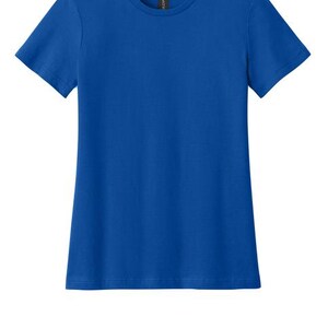 Pu&ograve; includere: Una maglietta blu reale tinta unita con girocollo e maniche corte. La maglietta &egrave; realizzata in un tessuto morbido e ha un design semplice e classico. L'etichetta &egrave; visibile sul retro del collo. Questa maglietta basic &egrave; adatta per l'abbigliamento casual.