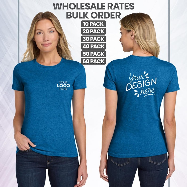 Pu&ograve; includere: Due donne con magliette blu. La parte anteriore della maglietta ha il testo "YOUR LOGO HERE" e il retro dice "Your DESIGN here". L'immagine include anche il testo "WHOLESALE RATES BULK ORDER" e le opzioni per ordini all'ingrosso di 10, 20, 30, 40, 50 e 60 pezzi.